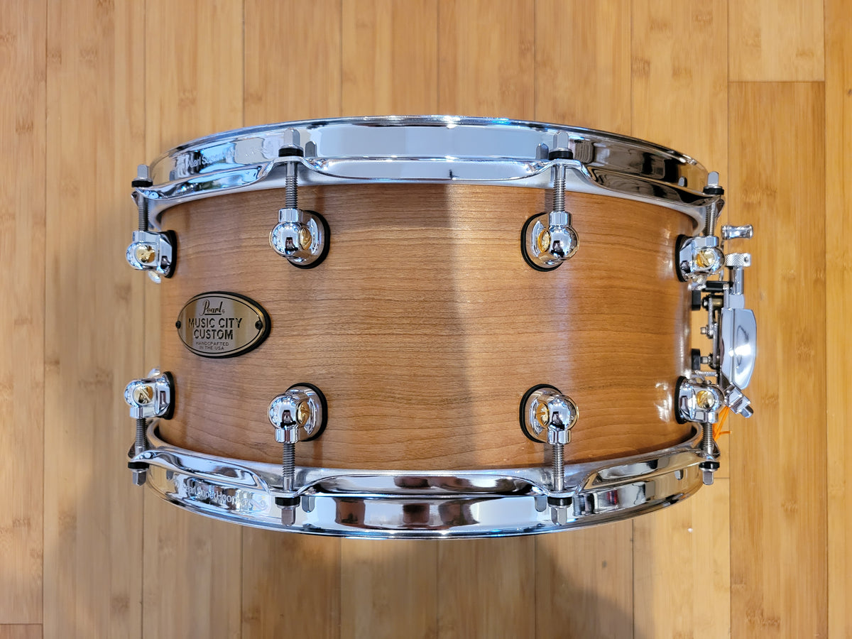 Snares - Pearl 6.5x14 Music City Custom Solid Cherry Snare Drum